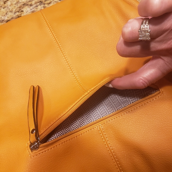 Faux Leather Tote Golden Honey - Picture 14 of 16